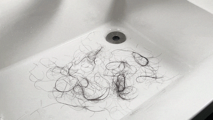 大量の髪の毛がヘアーキャッチャーへ綺麗に流れ込む